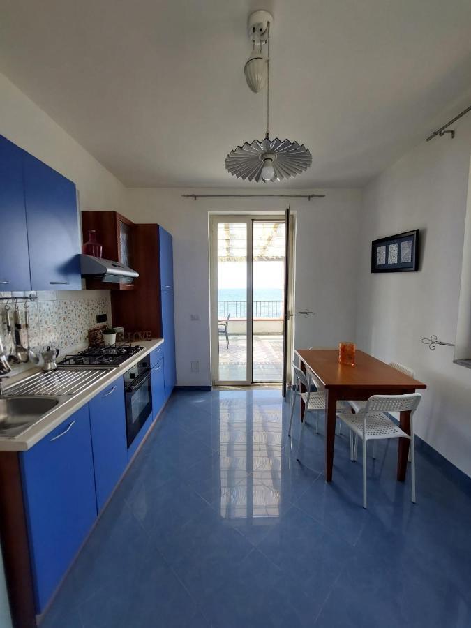 Waikiki Beach Apartments Санта-Мария-ди-Кастеллабате Экстерьер фото
