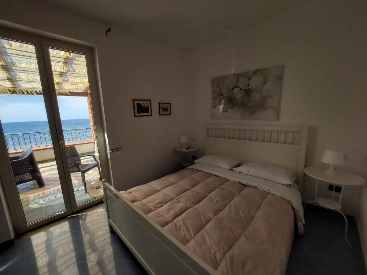 Waikiki Beach Apartments Санта-Мария-ди-Кастеллабате Экстерьер фото