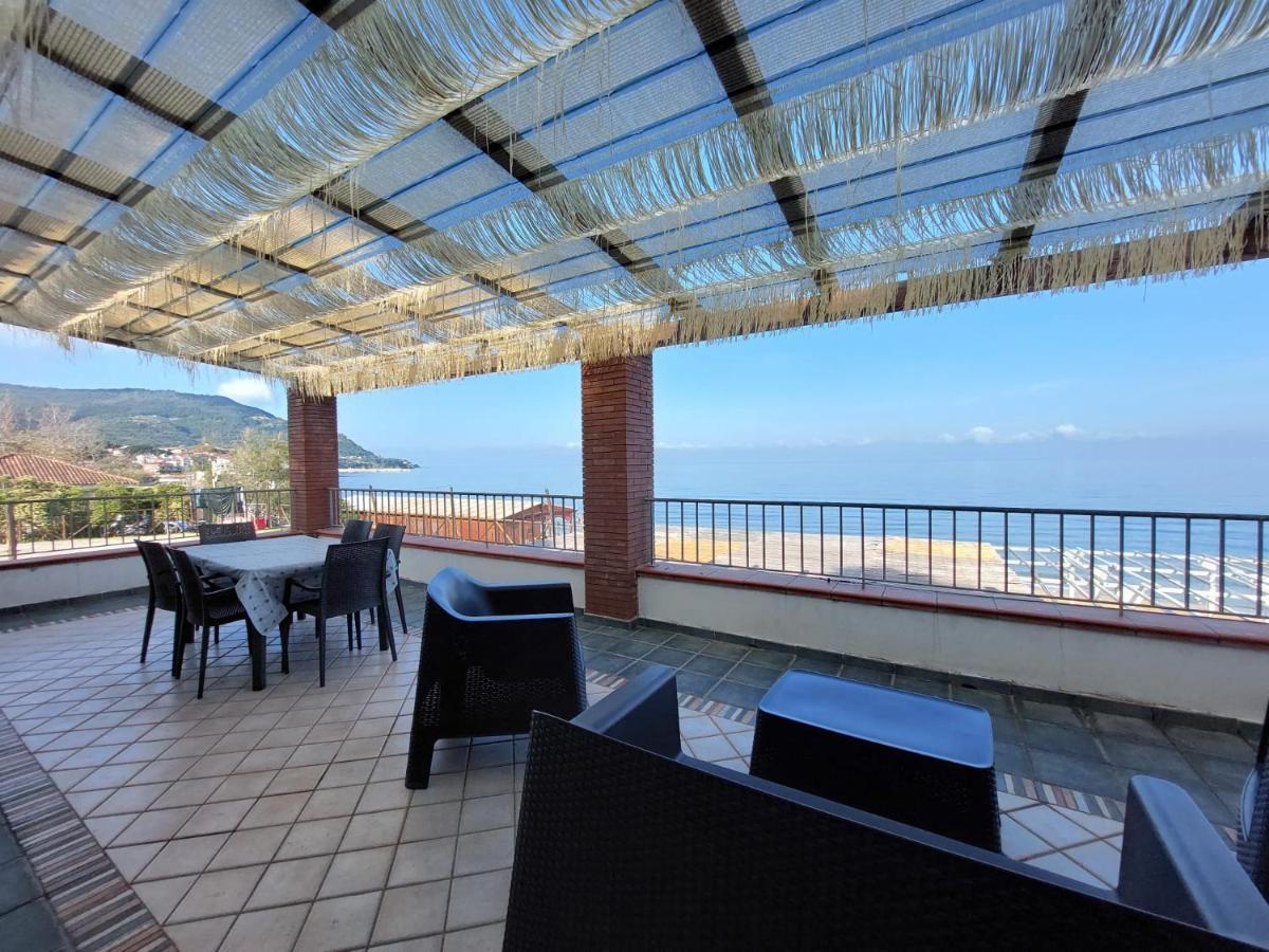 Waikiki Beach Apartments Санта-Мария-ди-Кастеллабате Экстерьер фото