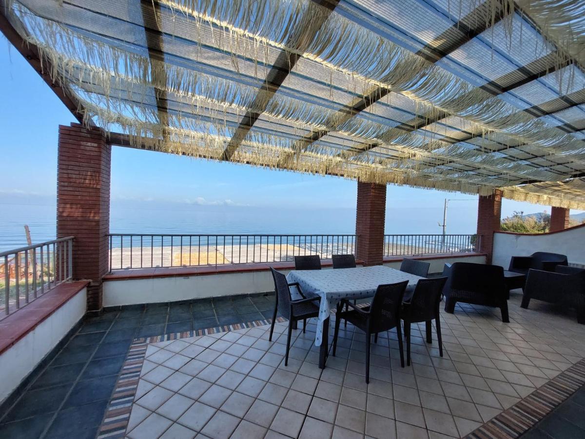 Waikiki Beach Apartments Санта-Мария-ди-Кастеллабате Экстерьер фото